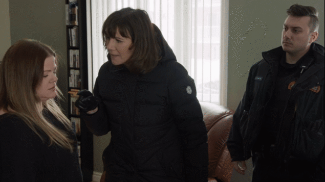 Gabrielle qui oblige Nancy Riopelle à la regarder quand elle parle. Gabrielle qui oblige Nancy Riopelle à la regarder quand elle parle.