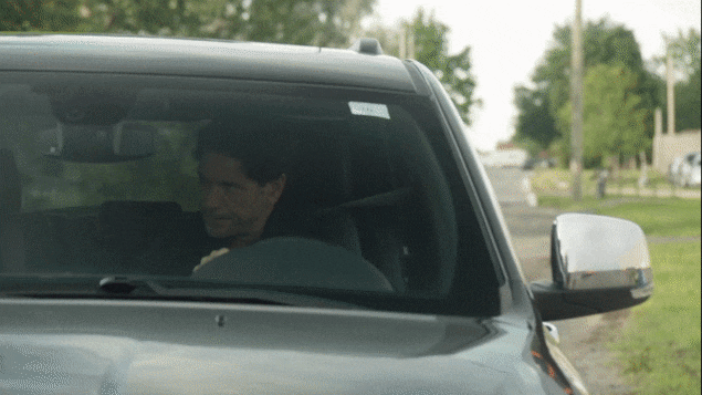 Laurent Cloutier qui se fait tirer dessus. Laurent Cloutier qui se fait tirer dessus.