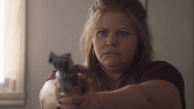 Nancy Riopelle qui pointe son fusil. Nancy Riopelle qui pointe son fusil.