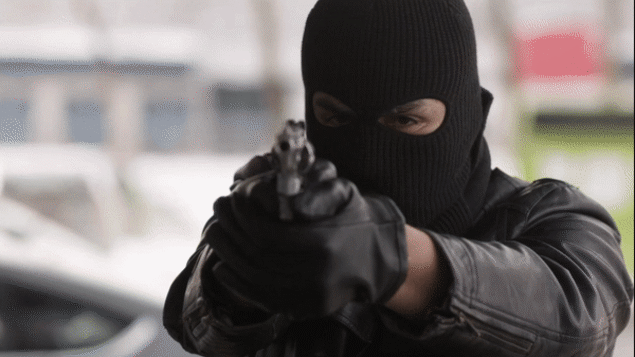 Le tueur de Gaétan Fillion, qui menace François Labelle avec un fusil. Le tueur de Gaétan Fillion, qui menace François Labelle avec un fusil.