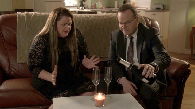 Nancy Riopelle et Bruno Gagné qui prennent un verre de mousseux. Nancy Riopelle et Bruno Gagné qui prennent un verre de mousseux.