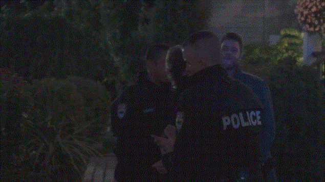 Nick Romano fait arrêter Stéphane par des policiers. Nick Romano fait arrêter Stéphane par des policiers.