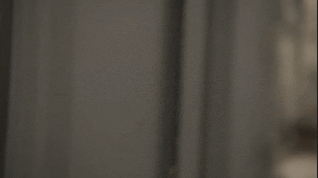 Nick Romano rend visite à Véronique Lenoir. Apeurée elle tente de lui fermer la porte au nez. Nick Romano rend visite à Véronique Lenoir. Apeurée elle tente de lui fermer la porte au nez.