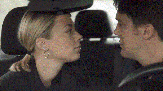 Patrick tente des rapprochements avec Noélie dans l'auto. Patrick tente des rapprochements avec Noélie dans l'auto.