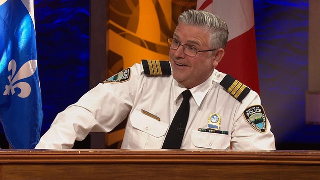 Il est déguisé en commandant de police. Il est déguisé en commandant de police.