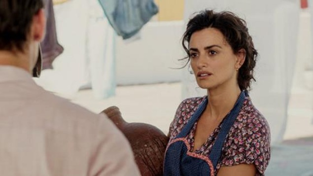 Une femme en tablier, regarde un homme en face d'elle. Une femme en tablier, regarde un homme en face d'elle.