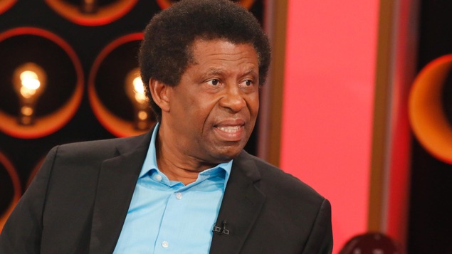 Sur la plateau des Échangistes, Dany Laferrière écoute la question de l'animatrice.