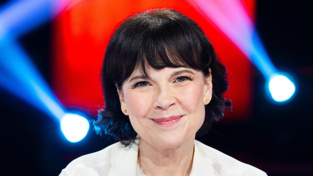 Anne Dorval souriante sur le plateau.