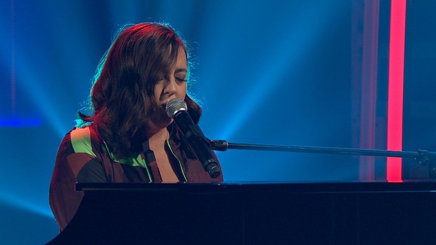 Elle chante au piano.