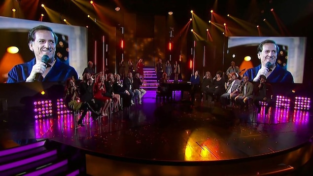 De nombreux artistes sont assis sur le plateau et interprètent des chansons de jean Lapointe.