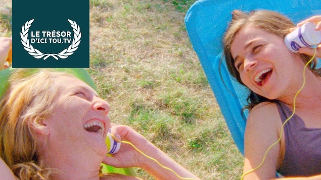 Deux femmes (Blanche Gardin et Corinne Masiero) allongées sur des chaises rient en se regardant. Deux femmes (Blanche Gardin et Corinne Masiero) allongées sur des chaises rient en se regardant.