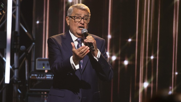 Michel Louvain chante au micro sur la plateau d'En direct de l'univers. Michel Louvain chante au micro sur la plateau d'En direct de l'univers.