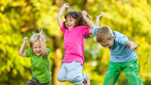 Trois enfants qui sautent en l'air Trois enfants qui sautent en l'air