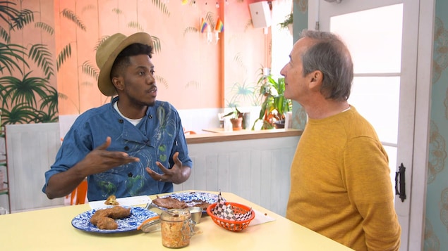 Les deux personnes discutent dans un restaurant. Les deux personnes discutent dans un restaurant.