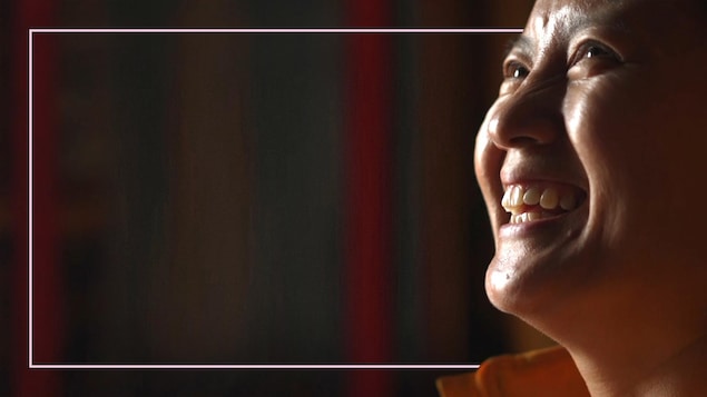 Une népalaise regarde vers le haut avec un grand sourire. Une népalaise regarde vers le haut avec un grand sourire.