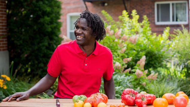 Boucar Diouf goûte à différentes variétés de tomates. Boucar Diouf goûte à différentes variétés de tomates.
