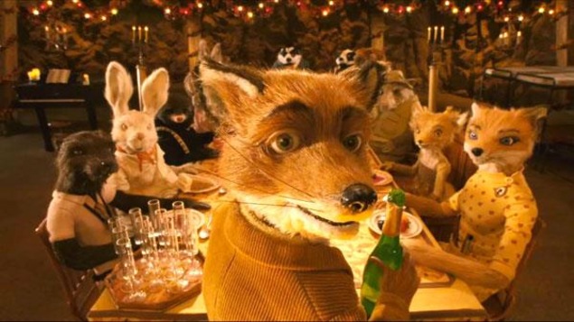 Une famille de renards attablés, avec des lapins et une taupe. Une famille de renards attablés, avec des lapins et une taupe.
