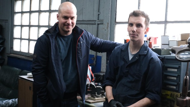 Deux hommes dans un garage.