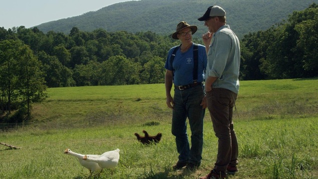 Le cinéaste Marc Séguin discute avec un agriculteur sur sa terre. Le cinéaste Marc Séguin discute avec un agriculteur sur sa terre.