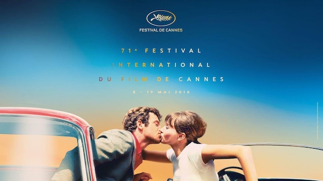 Un homme et une femme s'embrassent. Un homme et une femme s'embrassent.