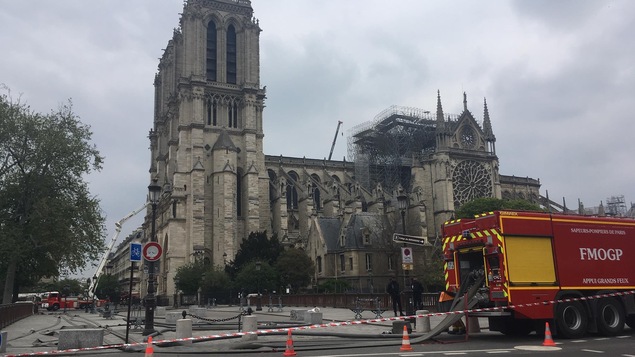 Les sapeurs-pompiers de Paris en cours d'opération sur la cathédrale de Notre-Dame.