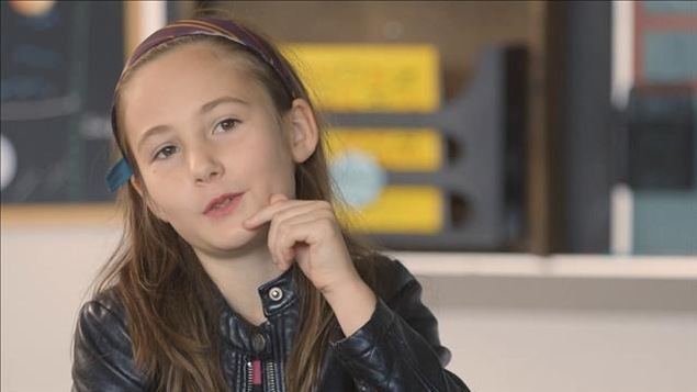 Une fillette à l'école primaire porte un bandeau et une veste de cuir. Une fillette à l'école primaire porte un bandeau et une veste de cuir.