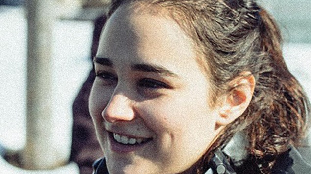 Un gros plan du visage de Florence Lafond. Elle sourit. Un gros plan du visage de Florence Lafond. Elle sourit.