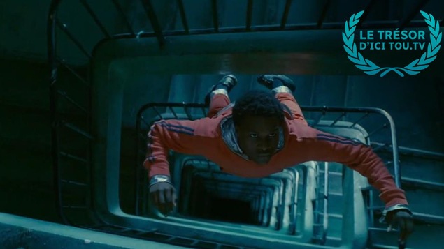 Un jeune homme en tenue orange en apesanteur dans une cage d'escaliers. Un jeune homme en tenue orange en apesanteur dans une cage d'escaliers.
