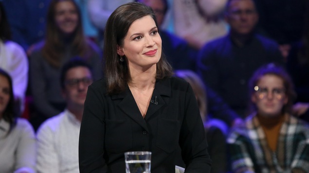 La femme porte une salopette noire. Ses cheveux et ses yeux sont bruns. La femme porte une salopette noire. Ses cheveux et ses yeux sont bruns.