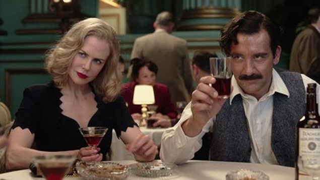 Un couple, à table, avec des verres de vin. Un couple, à table, avec des verres de vin.