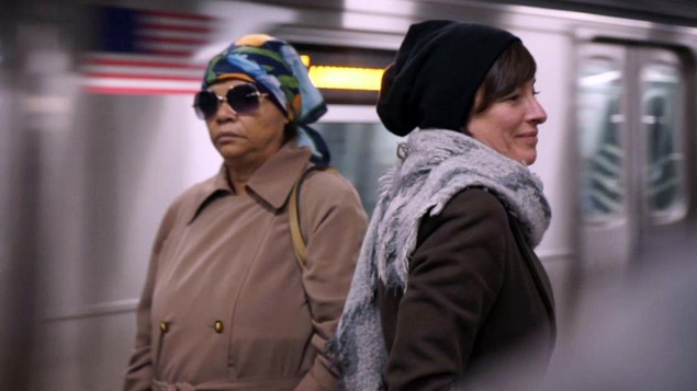 Une femme (Pascale Bussières) sur le quai d'un métro. Une femme (Pascale Bussières) sur le quai d'un métro.
