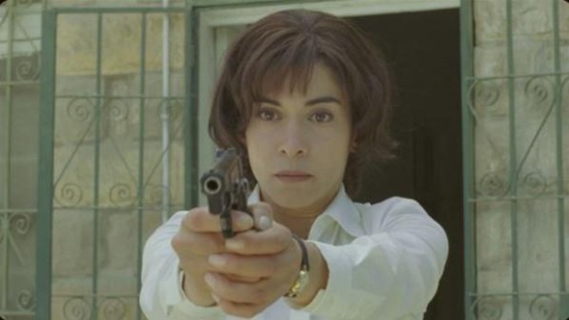 Une femme vise avec un revolver Une femme vise avec un revolver