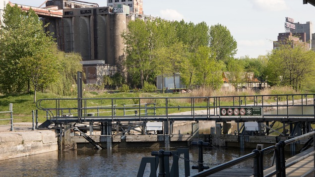 Le canal de Lachine et au loin les silos. Le canal de Lachine et au loin les silos.