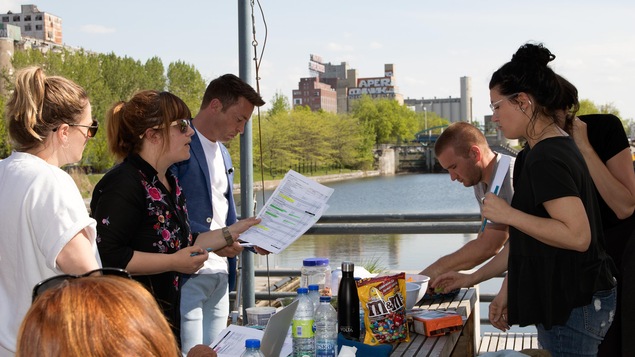 L'équipe de contenu est autour d'une table et organise la prochaine prise. L'équipe de contenu est autour d'une table et organise la prochaine prise.