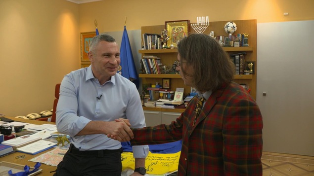Il sert la main de Vitali Klitschko, le maire de Kiev en Ukraine. 