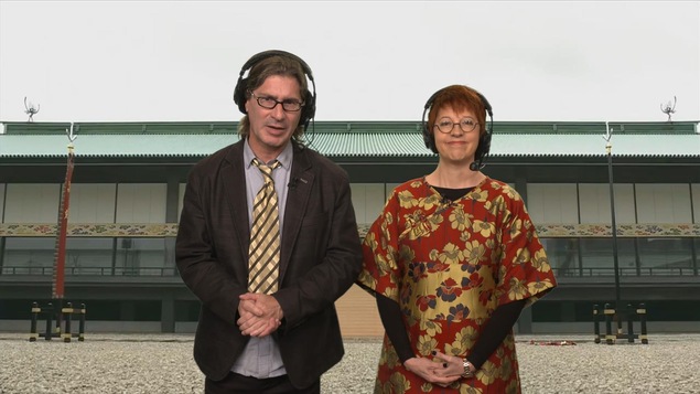 Les deux portent des micro-casques. Les deux portent des micro-casques.