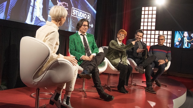 Les quatre personnalités invitées discutent avec l'animatrice. Les quatre personnalités invitées discutent avec l'animatrice.