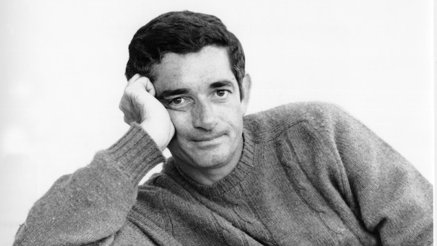 Jacques Demy, en noir et blanc, le visage posé sur son poing. Jacques Demy, en noir et blanc, le visage posé sur son poing.