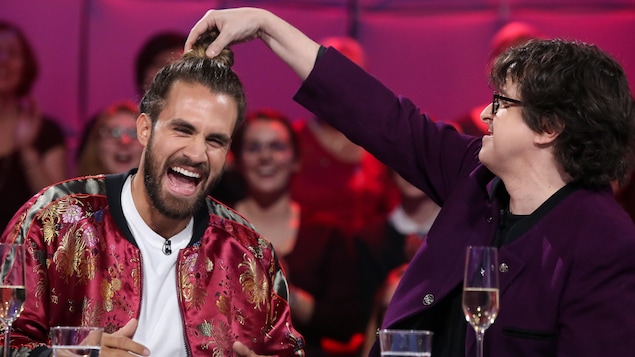 Jay porte une veste en soie à motifs de fleurs. Yves porte une veste bourgogne. Jay porte une veste en soie à motifs de fleurs. Yves porte une veste bourgogne.