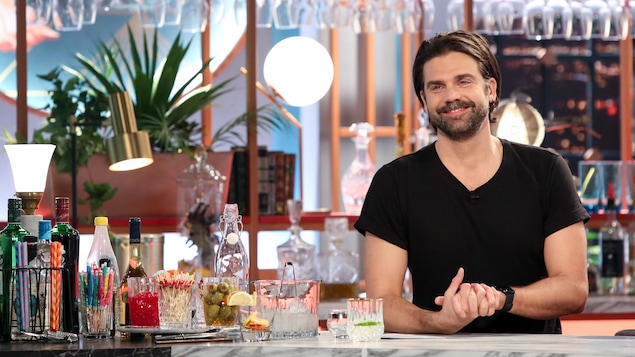 Il est dans l'un des décors de l'émission Bonsoir bonsoir! : le bar. Il est dans l'un des décors de l'émission Bonsoir bonsoir! : le bar.