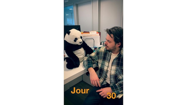 Jean-Carl Boucher discute avec un panda en peluche.