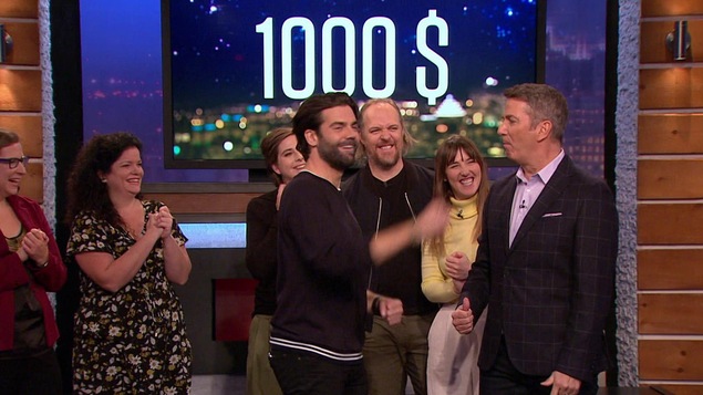 Les gens célèbrent sur le plateau. Les gens célèbrent sur le plateau.