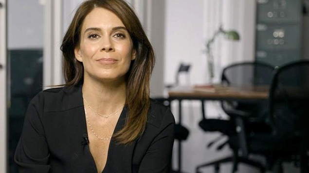 Une femme aux cheveux châtains.