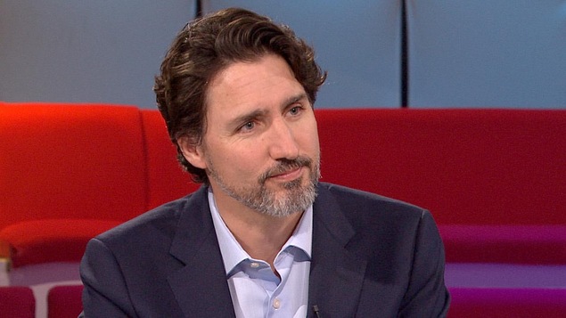 Justin Trudeau est à la table des invités. Justin Trudeau est à la table des invités.