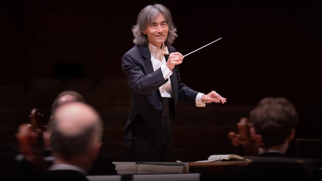 Kent Nagano qui dirige l'orchestre symphonique. Kent Nagano qui dirige l'orchestre symphonique.