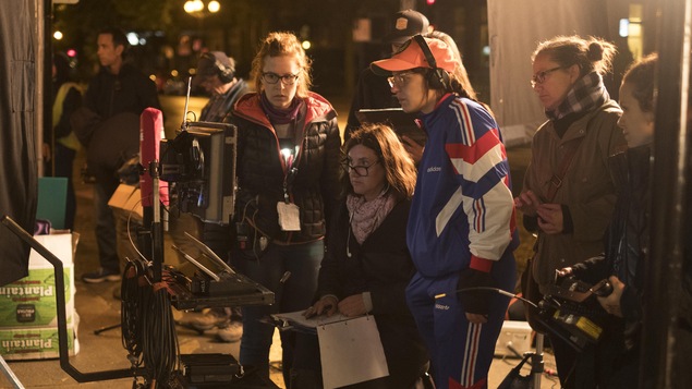 Une équipe de tournage, composée de femmes, dont Monia Chokri au milieu, devant un moniteur. Une équipe de tournage, composée de femmes, dont Monia Chokri au milieu, devant un moniteur.