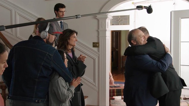Les comédiens sur le lieu de tournage. Guy Nadon prend Dominic Paquet dans ses bras.