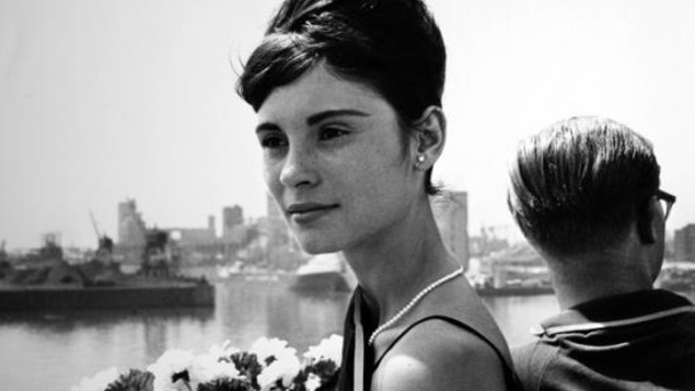 Une femme en noir et blanc devant le fleuve. Une femme en noir et blanc devant le fleuve.