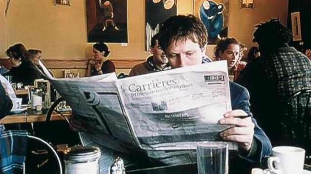 Un homme, dans un café, lit lad journal. Un homme, dans un café, lit lad journal.