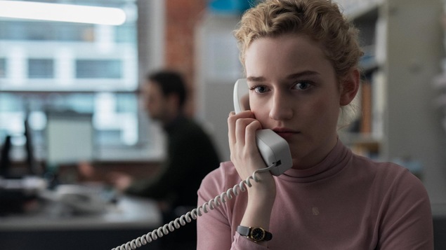 Une jeune fille, dans un bureau, écoute ce qu'on lui dit au téléphone. Une jeune fille, dans un bureau, écoute ce qu'on lui dit au téléphone.